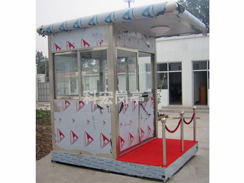 保安崗?fù)?></div>②商業(yè)建筑：<br>保安崗?fù)ぴO(shè)置在商業(yè)建筑的入口處，用于監(jiān)控和管理進出人員，維護商業(yè)建筑的安全和秩序。<br>崗?fù)さ拇嬖谀軌虮Ｕ仙虡I(yè)活動的正常進行，為顧客提供一個安全、有序的購物環(huán)境。<br><br>③工業(yè)園區(qū)：<br>保安崗?fù)ぴO(shè)置在工業(yè)園區(qū)的入口處，用于監(jiān)控和管理進出車輛和人員，確保園區(qū)的安全和秩序。<br>崗?fù)さ脑O(shè)立有助于維護工業(yè)園區(qū)的正常運營，保護企業(yè)財產(chǎn)和員工安全。<br><br>④學(xué)校和大學(xué)：<br>保安崗?fù)ぴO(shè)置在學(xué)校和大學(xué)的入口處，用于管理和監(jiān)控學(xué)生和訪客的進出，維護校園的安全。<br>崗?fù)げ粌H有助于維護校園秩序，還能為學(xué)生提供一個安全、和諧的學(xué)習(xí)環(huán)境。<br><br>⑤公共場所：<br>保安崗?fù)た梢栽O(shè)置在公園、廣場、車站等公共場所，用于監(jiān)控和管理人員的進出，維護公共場所的安全和秩序。<br>崗?fù)ぴ谶@些場所中起到重要的安全管理作用，確保公眾活動的順利進行。<br><br>⑥工地和建筑現(xiàn)場：<br>保安崗?fù)ぴO(shè)置在工地和建筑現(xiàn)場，用于監(jiān)控和管理進出人員和車輛，確保工地和建筑現(xiàn)場的安全。<br>崗?fù)さ拇嬖谟兄诜乐刮唇?jīng)授權(quán)的人員進入現(xiàn)場，保障施工安全和進度。<br><br>⑦政府機關(guān)和軍事基地：<br>保安崗?fù)た梢栽O(shè)置在政府機關(guān)和軍事基地的入口處，用于管理和監(jiān)控進出人員和車輛，維護機關(guān)和基地的安全。<br>在這些高度敏感的場所中，崗?fù)さ脑O(shè)立對于保障國家安全和機密具有重要意義。<br><br>⑧其他需要安全管理和監(jiān)控的場所：<br>除了以上場景外，保安崗?fù)み€可以用于醫(yī)院、銀行、體育場館等其他需要安全管理和監(jiān)控的場所。<br>在這些場所中，崗?fù)つ軌蛱峁┍忝穹?wù)、增強服務(wù)功能、提高滿意度，并作為臨時指揮部或休息室等使用。<br><br>總之，保安崗?fù)ぴ诙鄠€領(lǐng)域和場所中發(fā)揮著重要作用，是維護公共安<br><br>
	</div>

    <div style=