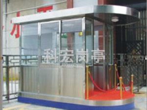 保安值班崗?fù)?></div>1、耐用性：崗?fù)ざ嗖捎脠?jiān)固耐用的材料建造，如金屬（不銹鋼、鋁合金等）、鋼化玻璃、優(yōu)質(zhì)塑料等，以抵御惡劣天氣和人為破壞。<br><br>2、靈活性：崗?fù)ぴO(shè)計(jì)靈活多樣，可根據(jù)實(shí)際需求定制大小、形狀和顏色，以適應(yīng)不同環(huán)境和場合。<br><br>3、功能性：內(nèi)部配備有必要的設(shè)施，如照明、空調(diào)（或取暖設(shè)備）、電源插座、通訊設(shè)備（對講機(jī)、電話等）、監(jiān)控顯示屏等，以確保保安人員能夠高效地完成工作。<br><br>4、安全性：崗?fù)そY(jié)構(gòu)穩(wěn)固，部分設(shè)計(jì)還包括防彈、防爆等特殊功能，以保護(hù)內(nèi)部人員安全。<br><br>5、易維護(hù)性：崗?fù)さ脑O(shè)計(jì)便于清潔和維護(hù)，以保持良<br><br><br>
	</div>

    <div style=
