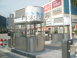 消防崗?fù)?></div>1. 功能性優(yōu)先<br>緊急響應(yīng)能力：設(shè)計(jì)需確保崗?fù)?nèi)部布局合理，便于消防隊(duì)員快速取用裝備和通訊設(shè)備，以應(yīng)對(duì)緊急事件。<br>裝備存放與補(bǔ)給：設(shè)置專門的儲(chǔ)物空間，確保消防器材和個(gè)人防護(hù)裝備能夠有序存放，并便于檢查和更換。<br>2. 安全性與耐用性<br>結(jié)構(gòu)安全：崗?fù)そY(jié)構(gòu)需穩(wěn)固，能夠承受惡劣天氣和外部環(huán)境的影響，確保內(nèi)部人員和裝備的安全。<br>材料選擇：采用耐腐蝕、耐高溫、防火等特性的材料，以提高崗?fù)さ哪陀眯院桶踩浴?br>3. 視覺識(shí)別性<br>標(biāo)志與標(biāo)識(shí)：崗?fù)ね庥^應(yīng)設(shè)有明顯的消防標(biāo)志和標(biāo)識(shí)，以便公眾識(shí)別和記憶，提高消防部門的知名度和影響力。<br>色彩搭配：色彩設(shè)計(jì)需符合消防部門的形象要求，通常采用鮮艷、醒目的顏色，如紅色或橙色，以體現(xiàn)消防部門的緊急性和重要性。<br>4. 環(huán)保與節(jié)能<br>綠色建材：盡可能選用環(huán)保、可回收的建筑材料，減少對(duì)環(huán)境的影響。<br>節(jié)能設(shè)計(jì)：在照明、空調(diào)等設(shè)備的選擇上，考慮節(jié)能效果，降低能耗。<br>5. 與環(huán)境協(xié)調(diào)<br>外觀設(shè)計(jì)：崗?fù)さ耐庥^設(shè)計(jì)應(yīng)與周圍環(huán)境相協(xié)調(diào)，避免突兀或破壞整體景觀。<br>景觀融合：在可能的情況下，將崗?fù)と谌胫苓吘坝^中，如設(shè)置綠化帶、花壇等，提升整體美觀度。<br>6. 細(xì)節(jié)處理<br>人性化設(shè)計(jì)：考慮消防隊(duì)員的實(shí)際需求，如設(shè)置舒適的座椅、儲(chǔ)物柜等，提高工作便利性和舒適度。<br>細(xì)節(jié)構(gòu)件：合理設(shè)置門窗、標(biāo)志牌等細(xì)節(jié)構(gòu)件，確保崗?fù)さ膶?shí)用性和美觀性。<br>
	</div>

    <div style=